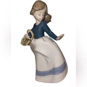 Lladro NAO “Off To Market” Handmade in Spain Porcelain Figurine Glazed Finish